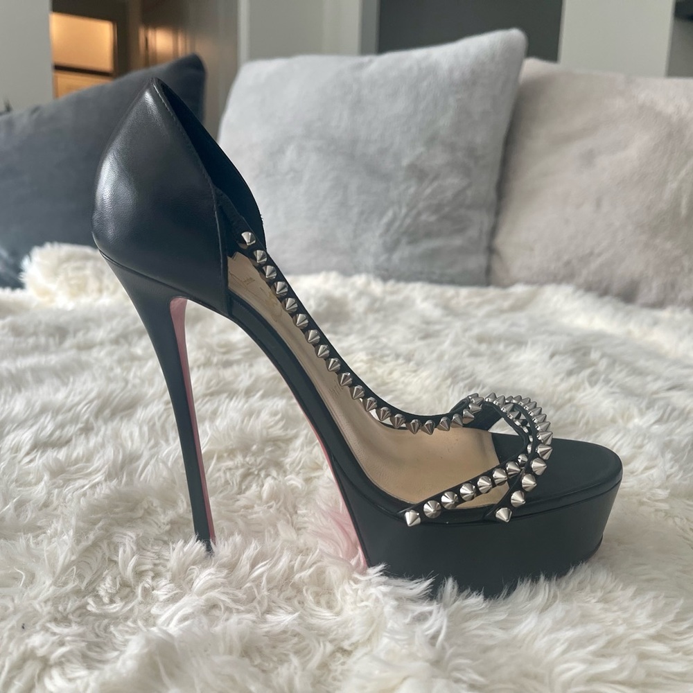 Gorgeous and pristine spiked Christian Louboutin heels. Very rare! - Picture 15 of 15